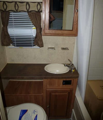 Rent hybrid trailer Shamrock 17 bathroom
